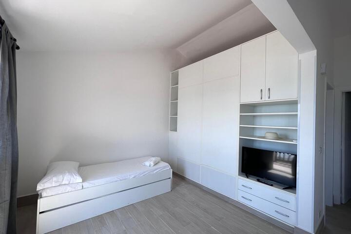 Room 4 of 27