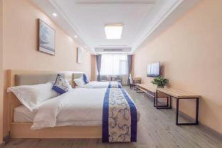 Room 6 of 8