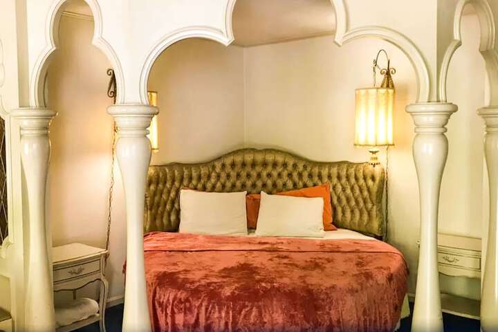 1 King Bed (2 of 27)