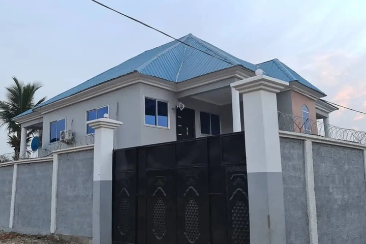 6-bed House in Freetown 5 min Drive From the Beach