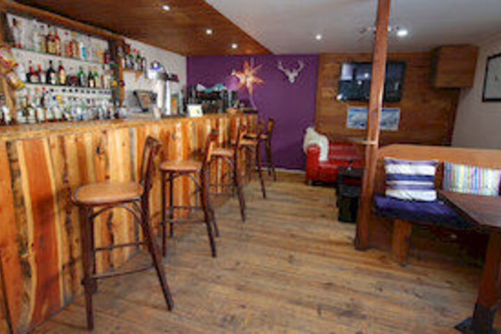 Lounge 22 of 38