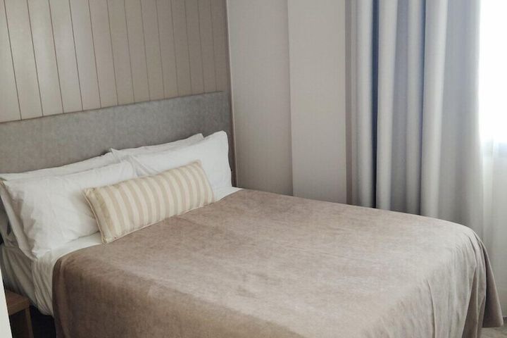 Room 7 of 16