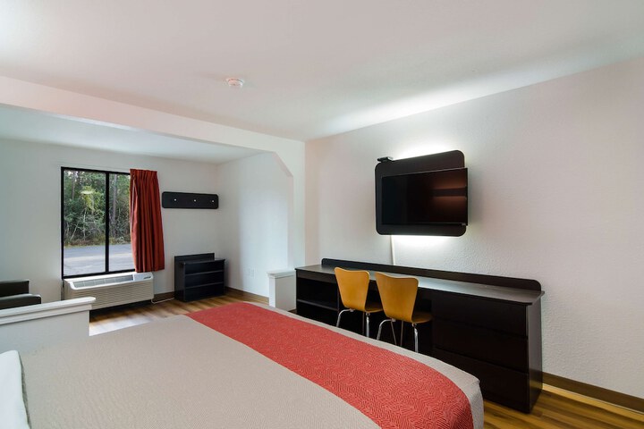 Room 11 of 32