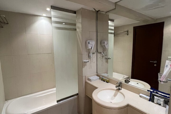 Room 7 of 9