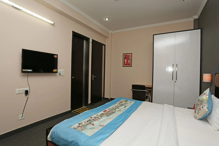 Room 7 of 12