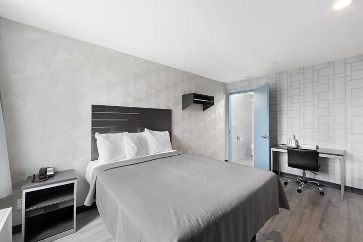 1 Queen Bed (1 of 5)