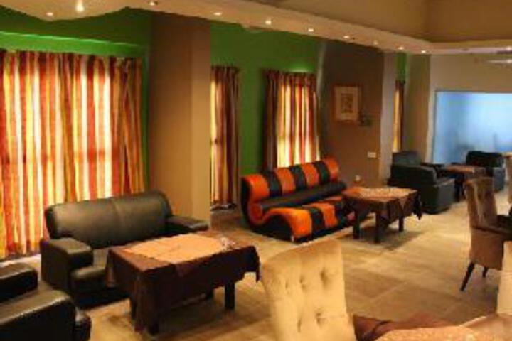 Lounge 11 of 23