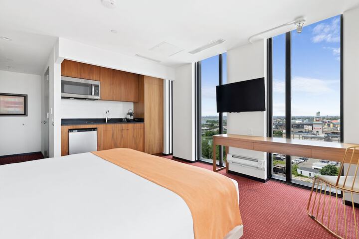 Deluxe King Bed (9 of 12)