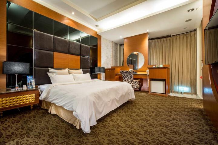 Room 3 of 24