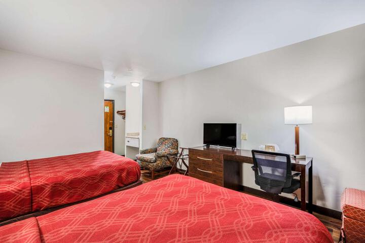 2 Double Beds (3 of 8)