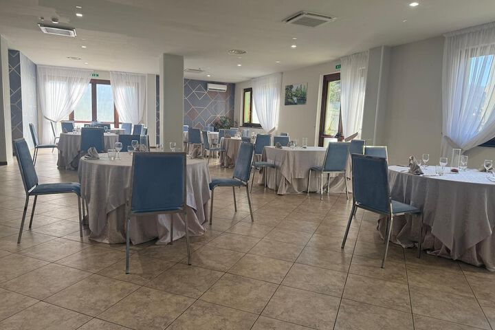Ballroom/Hall 88 of 104