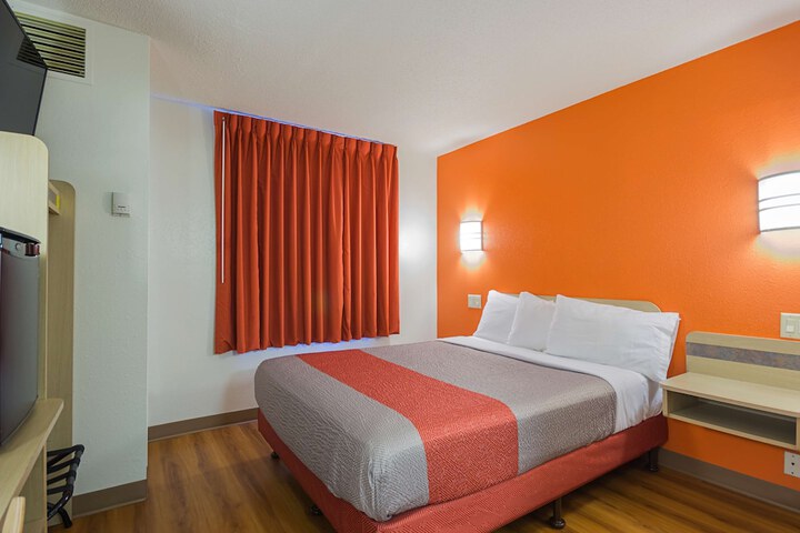 1 Queen Bed (4 of 11)