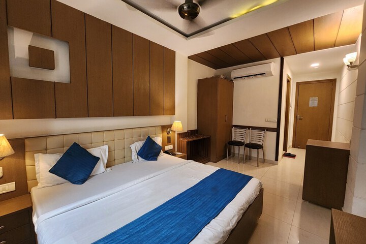 Room 27 of 48