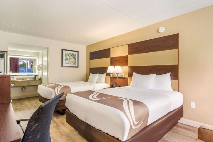 1 Queen Bed Accessible (3 of 9)
