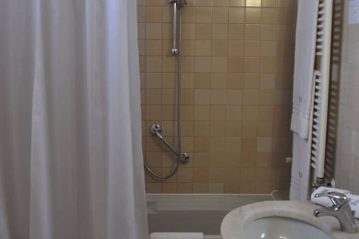 Room 42 of 60