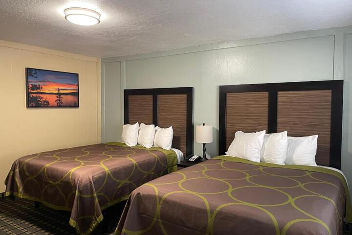 Basic 2 Queen Beds (7 of 7)