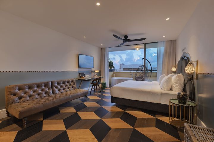 Room 13 of 37