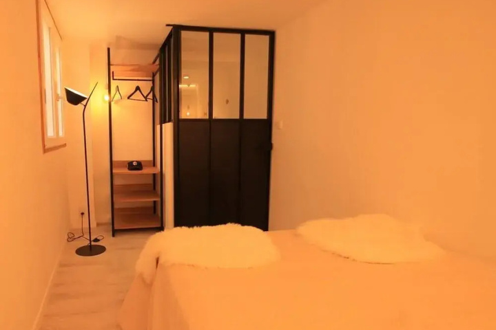 Room 2 of 6