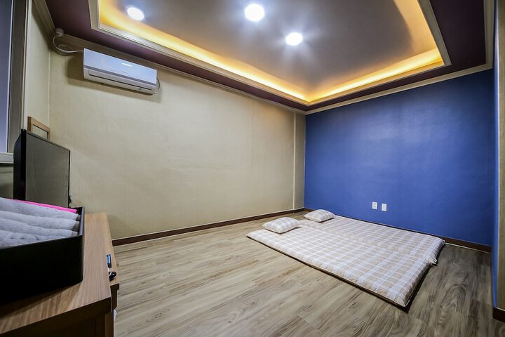 Room 8 of 10