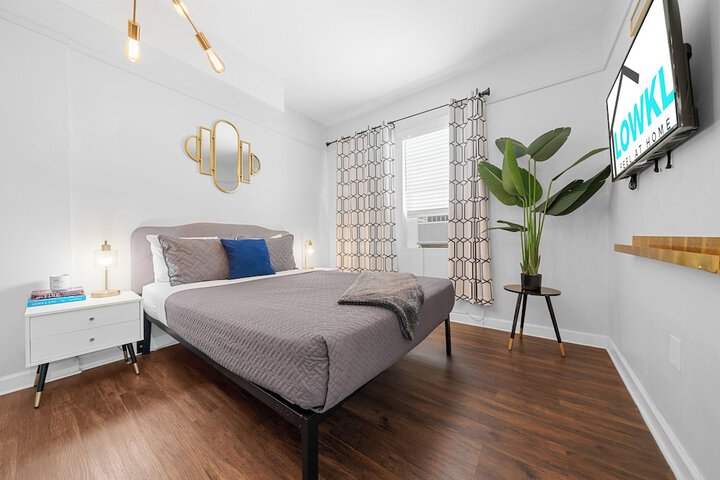 Standard Queen Studio with Kitchenette (3 of 20)
