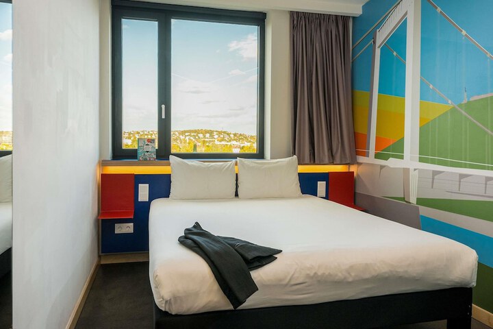Room 10 of 68