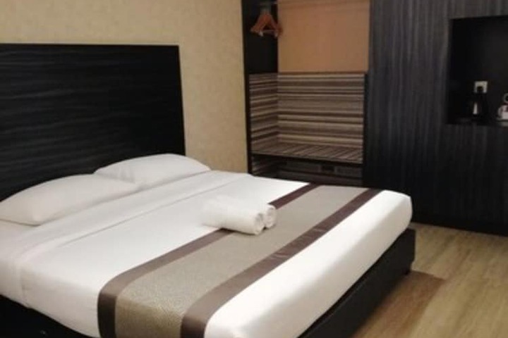 Room 7 of 32