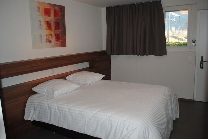 Room 15 of 77