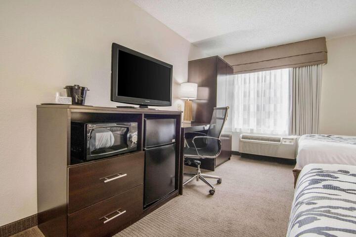 1 Queen Bed (11 of 18)