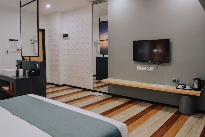 Room 8 of 28