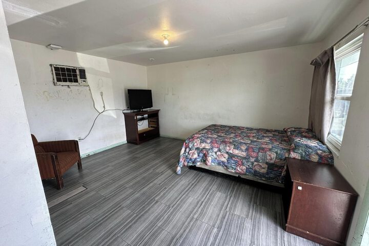 Room 5 of 16