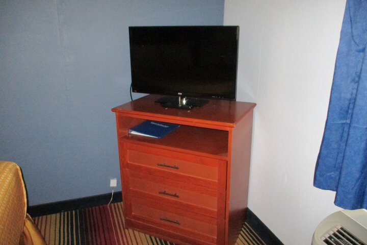 1 Queen Bed (12 of 26)