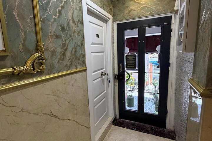 Room 10 of 105