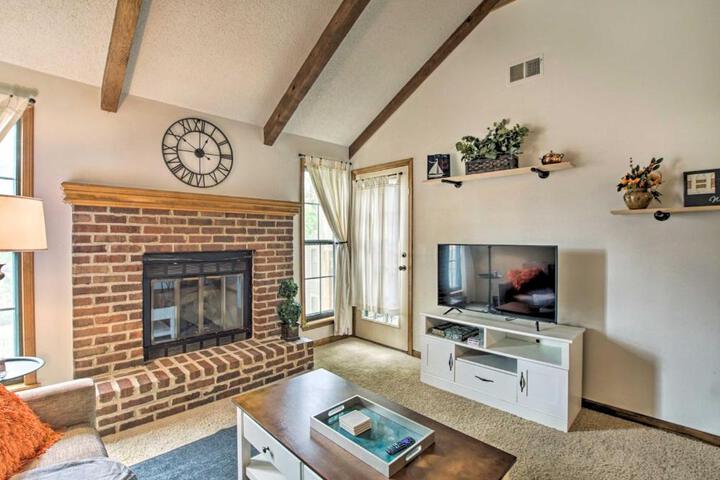 Shawnee Condo 10 Mi to Downtown Kansas City!
