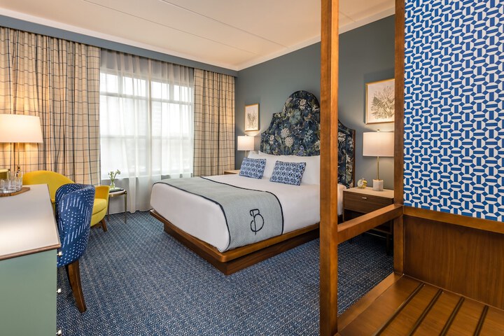 Deluxe King Bed (2 of 22)
