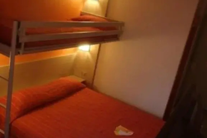 Room 6 of 13