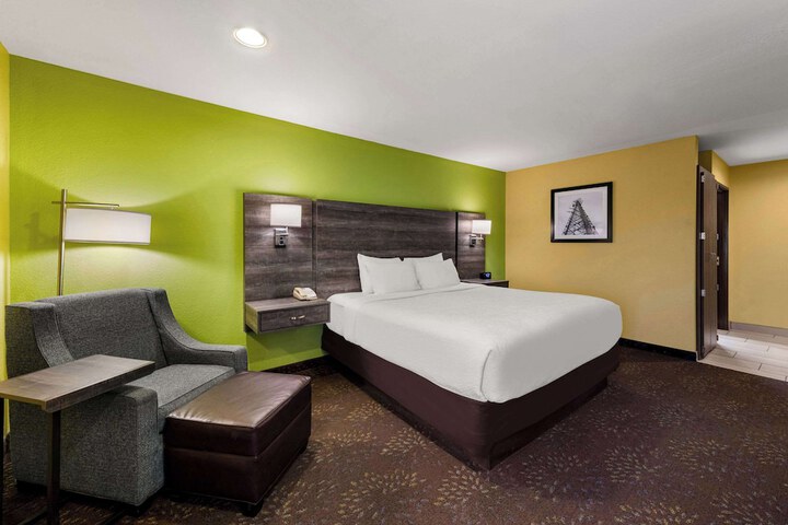 1 King Bed (1 of 8)