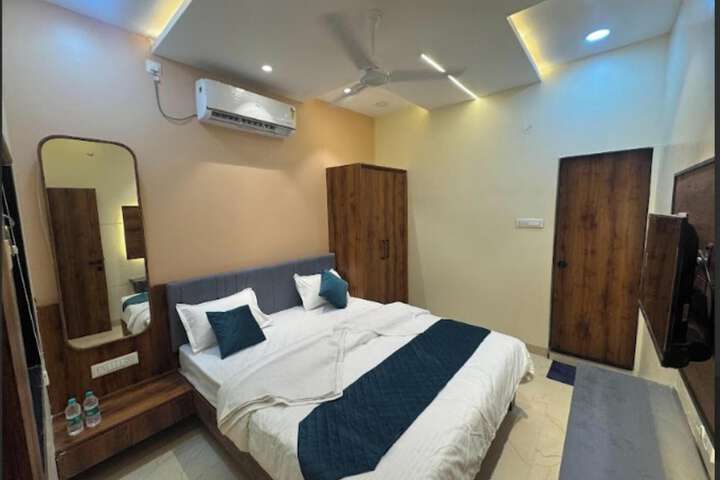 Room 4 of 13