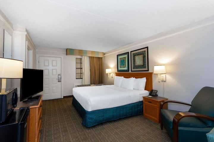 1 King Bed Deluxe Room (17 of 21)