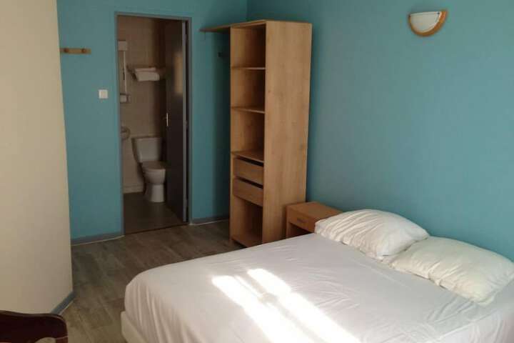 Room 4 of 16