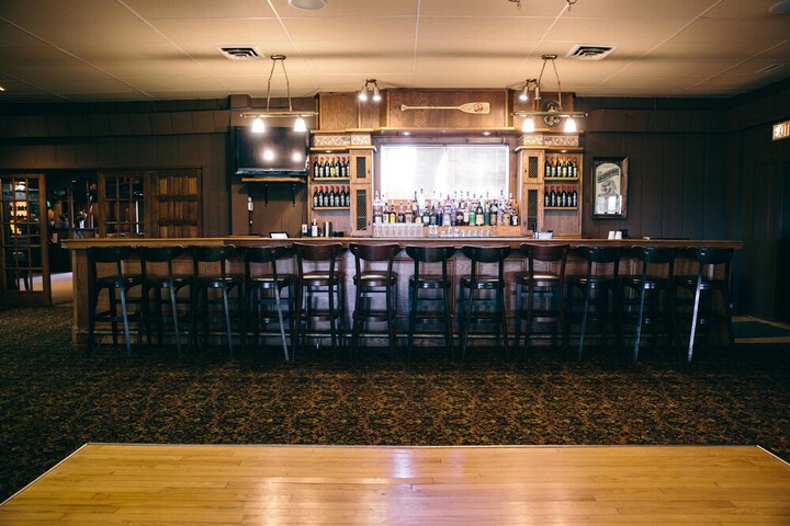 Lounge 12 of 20
