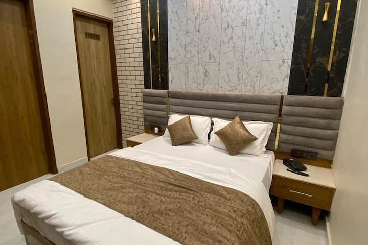 Room 9 of 14
