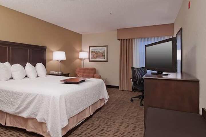 Deluxe Room 1 King Bed (1 of 10)