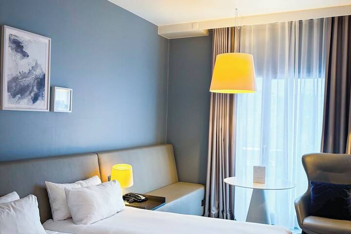 Room 5 of 76