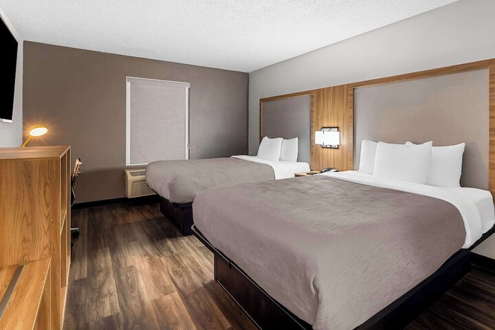 2 Queen Beds (1 of 12)
