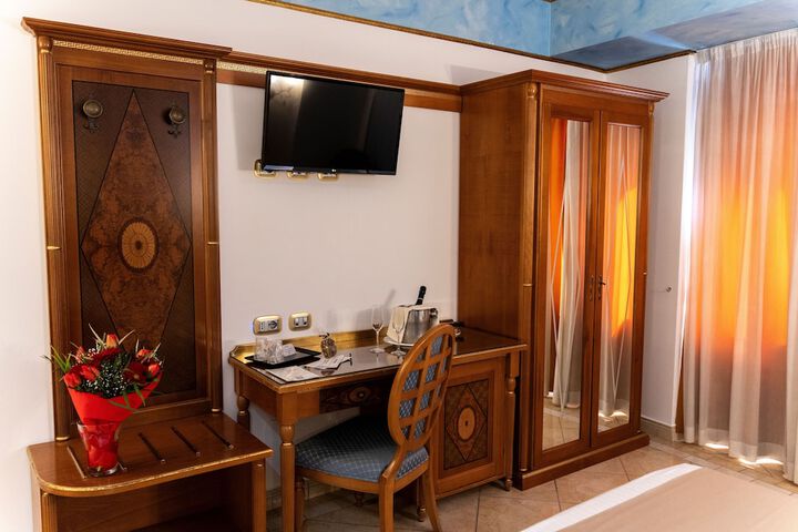 Room 10 of 77