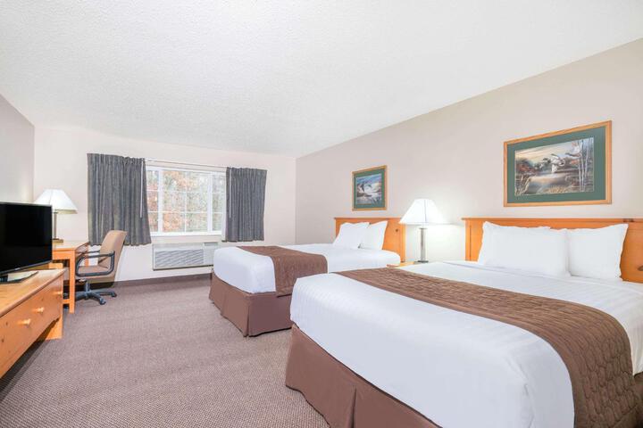 2 Queen Beds (5 of 10)