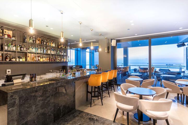 Lounge 102 of 165