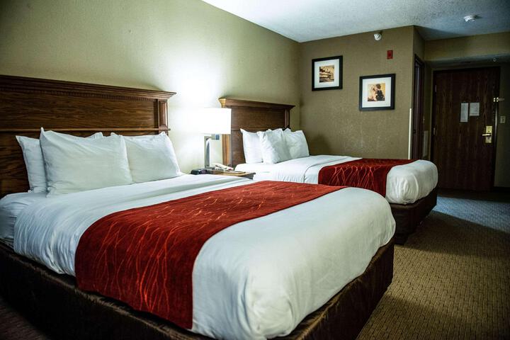 1 Queen Bed Accessible (4 of 9)