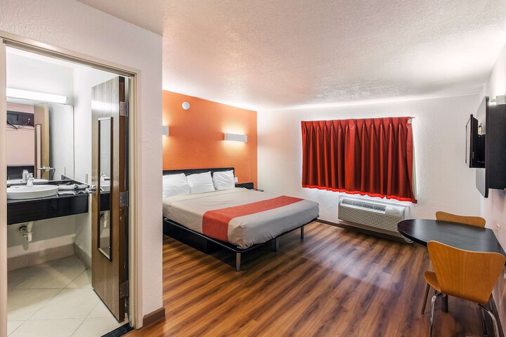 1 King Bed (1 of 7)