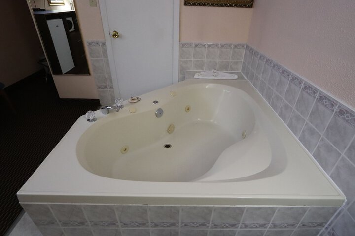 1 Queen Bed Hot Tub (5 of 7)